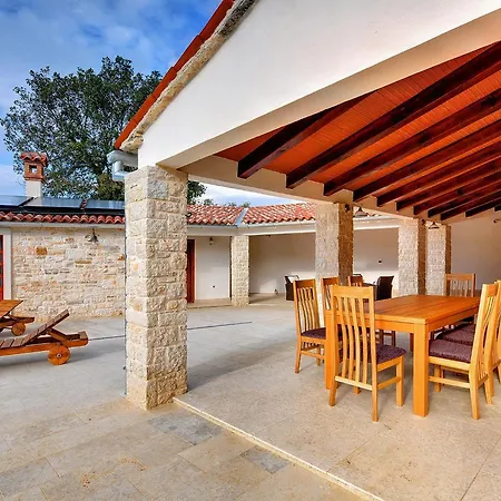 In Golas With Private Pool بيت للعطل
