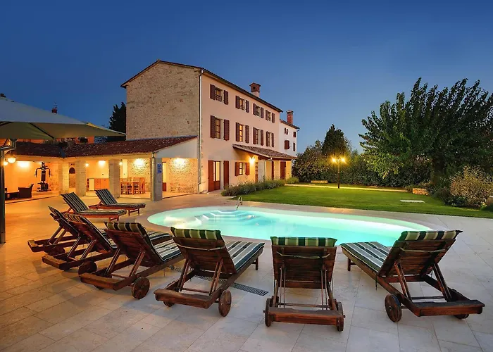 In Golas With Private Pool بيت للعطل